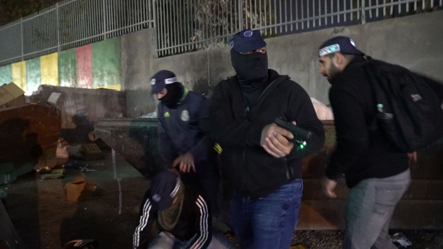 صور : قوة من المستعربين تعتقل 3 شبان من مخيم شعفاط 